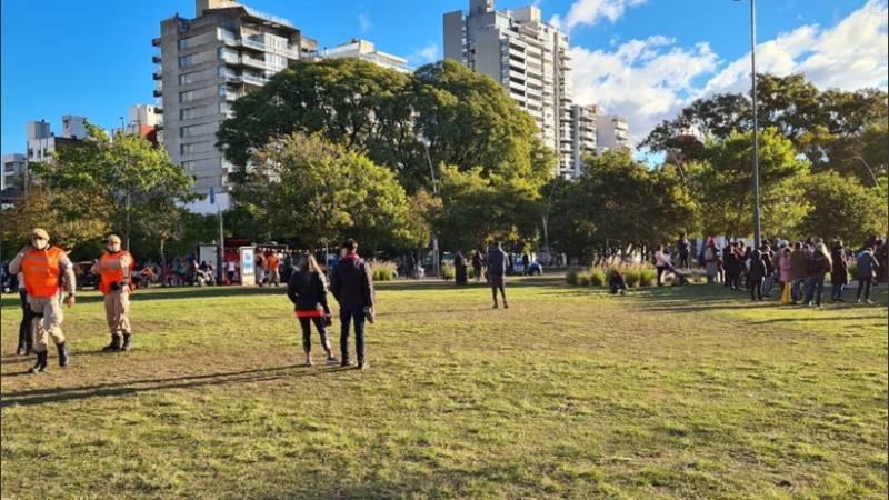 Algunos paseantes se quejaron ante la policía, que estaba presente en el lugar, por la aglomeración de gente. 
