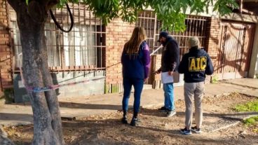 La víctima fue llevada en moto al hospital.