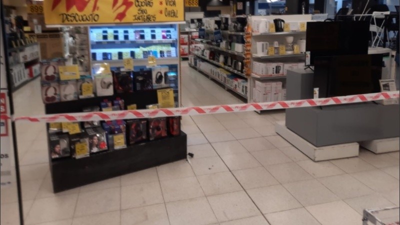 Las góndolas con productos no esenciales permanecían encintadas.