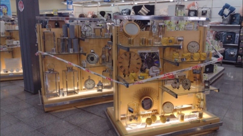 Las góndolas con productos no esenciales permanecían encintadas.