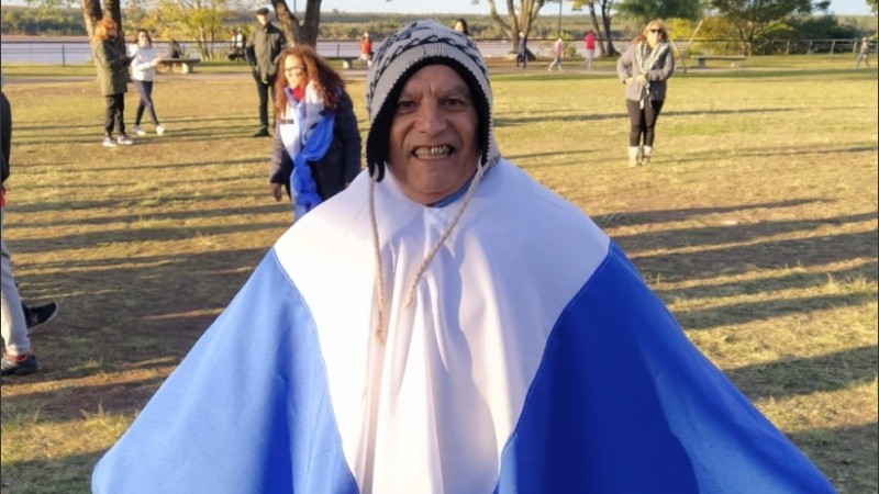 Uno de los asistentes al evento anticuarentena en el parque