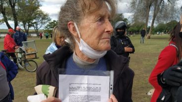 Consignas en el acto anticuarentena, antivacuna y anticovid.