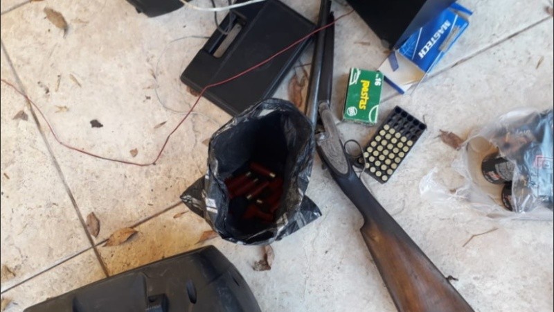 Ametralladora, pistola y escopeta secuestradas en fiestas clandestinas de Rosario.