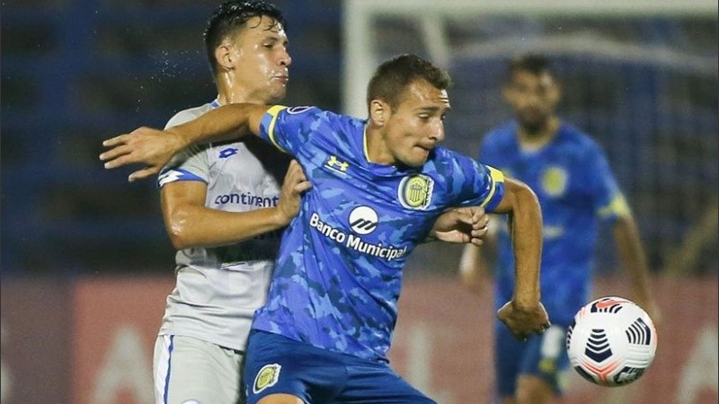 Escena del partido inicial, con Ruben defendiendo la pelota. 