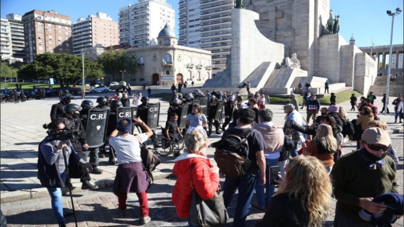 La Policía de Rosario montó un operativo con detenidos. 