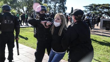 La Policía de Rosario montó un operativo en el Monumento donde hubo detenidos.