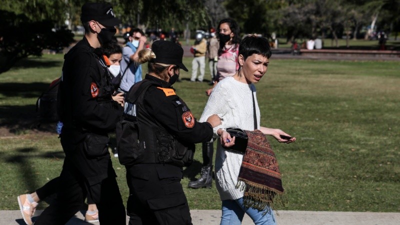 La Policía de Rosario montó un operativo en el Monumento donde hubo detenidos.