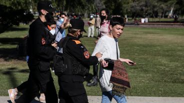 La Policía de Rosario montó un operativo en el Monumento donde hubo detenidos.