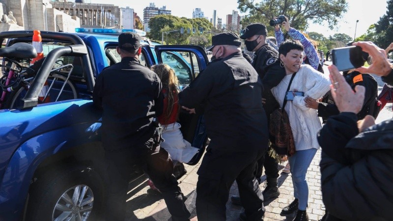 La Policía de Rosario montó un operativo en el Monumento donde hubo detenidos.