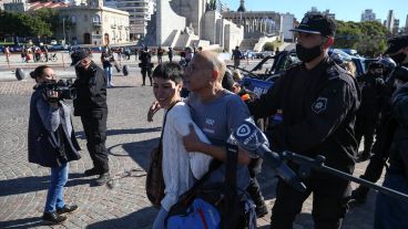 La Policía de Rosario montó un operativo en el Monumento donde hubo detenidos.