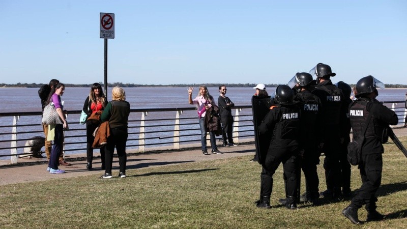 La Policía de Rosario montó un operativo en el Monumento donde hubo detenidos.