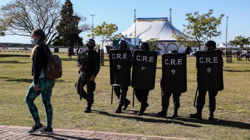 La Policía de Rosario montó un operativo en el Monumento donde hubo detenidos.