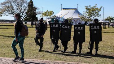 La Policía de Rosario montó un operativo en el Monumento donde hubo detenidos.