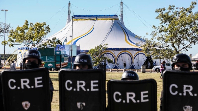 La Policía de Rosario montó un operativo en el Monumento donde hubo detenidos.