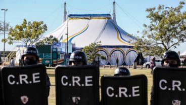 La Policía de Rosario montó un operativo en el Monumento donde hubo detenidos.
