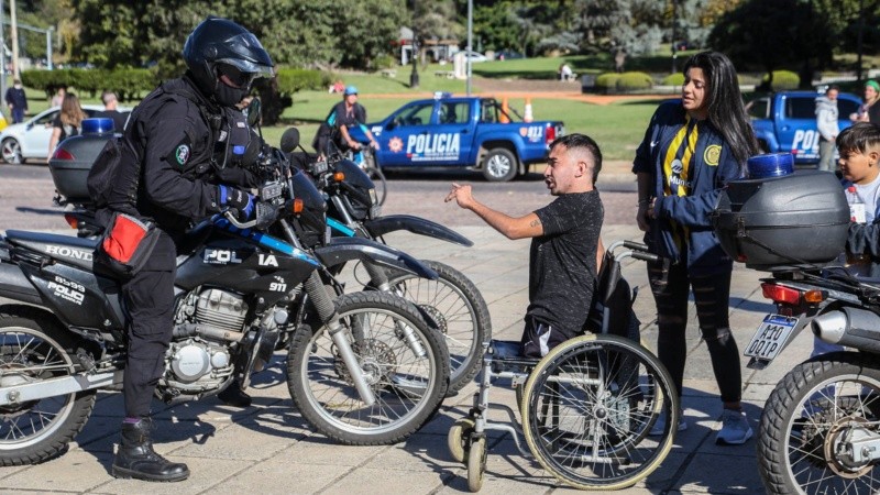 La Policía de Rosario montó un operativo en el Monumento donde hubo detenidos.