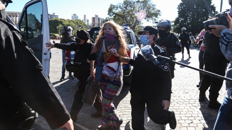 La Policía de Rosario montó un operativo en el Monumento donde hubo detenidos.