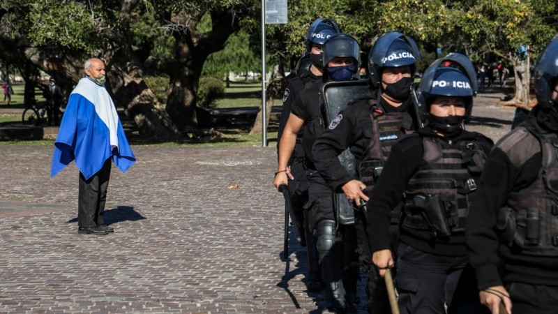 La Policía de Rosario montó un operativo en el Monumento donde hubo detenidos.