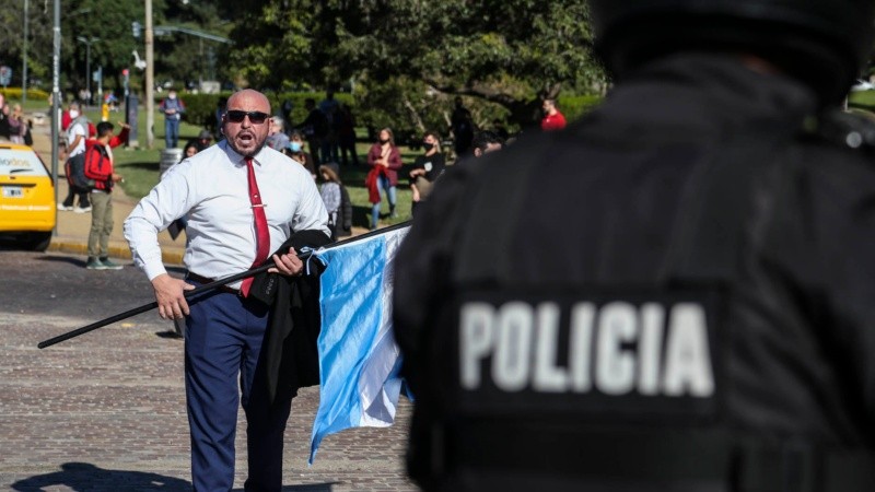 La Policía de Rosario montó un operativo en el Monumento donde hubo detenidos.