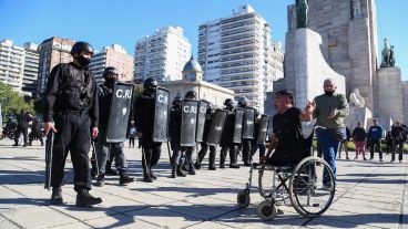 La Policía de Rosario montó un operativo en el Monumento donde hubo detenidos.