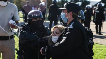 La Policía de Rosario montó un operativo en el Monumento donde hubo detenidos.