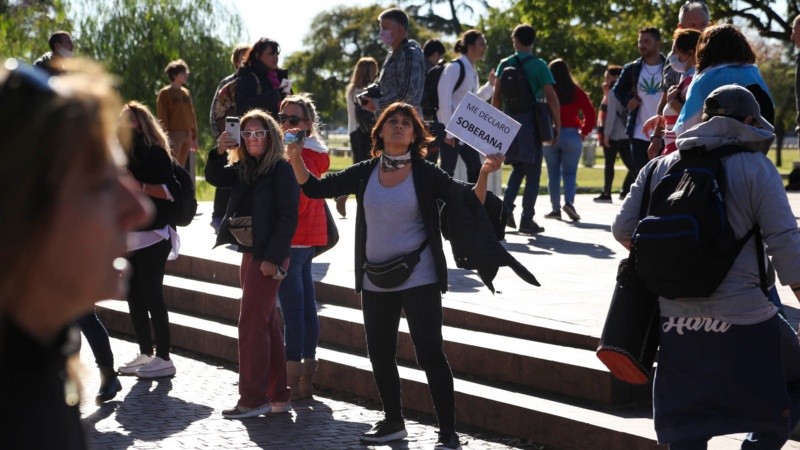 La Policía de Rosario montó un operativo en el Monumento donde hubo detenidos.