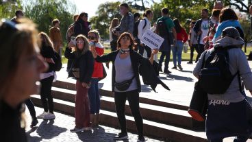 La Policía de Rosario montó un operativo en el Monumento donde hubo detenidos.