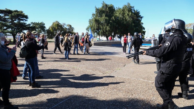 La Policía de Rosario montó un operativo en el Monumento donde hubo detenidos.