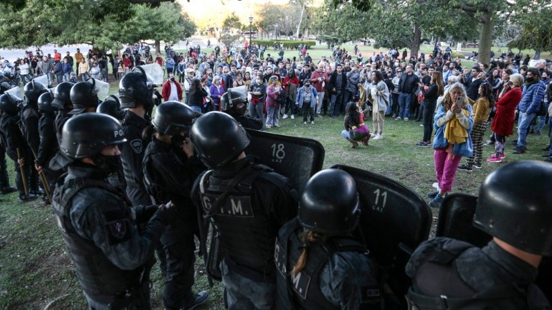 La Policía de Rosario montó un operativo en el Monumento donde hubo detenidos.