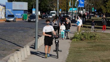 Paseo por la tarde en los principales parques de la ciudad este martes feriado.