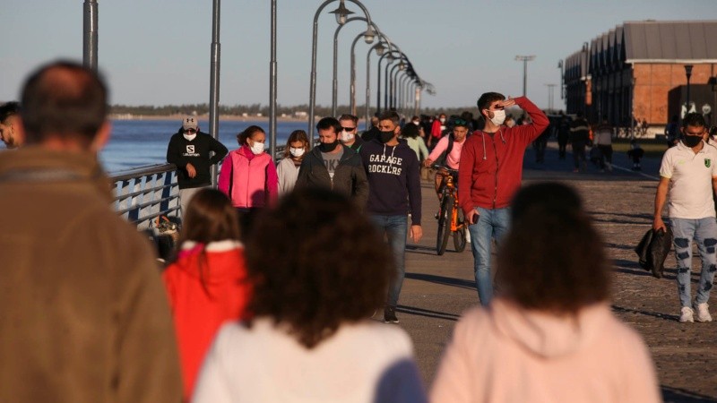 Paseo por la tarde en los principales parques de la ciudad este martes feriado.