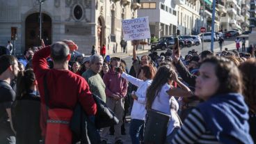 Los "anti pandemia" protagonizaron una escandalosa puesta en escena en Rosario.