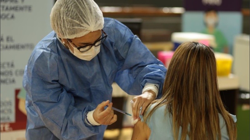 Los dentistas piden ser vacunados por su exposición de alto riesgo en consultorios.