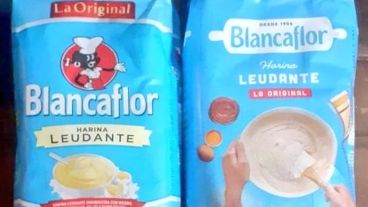 En su decisión de marketing, la empresa dejó atrás a la cocinera negra sobre un fondo rojo para colocar dos manos en un bowl amasando la harina.