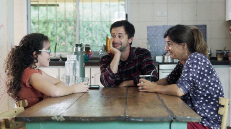 Clara con Yayo y Sofía, los talleristas del Proyecto Miradas.