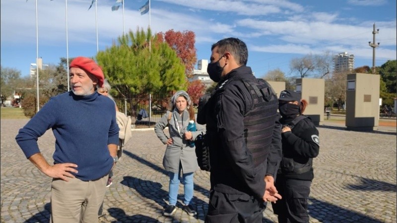 Un policía de San Lorenzo avisa la infracción a Arriaga.