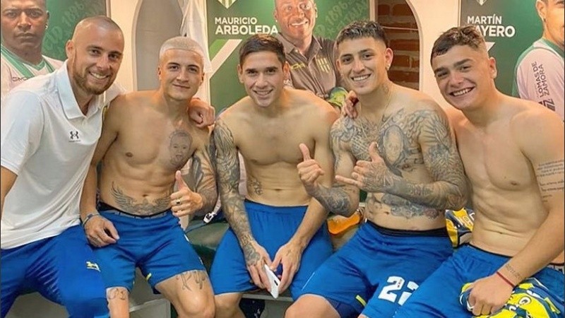 La celebración de los pibes canallas en el vestuario de Banfield, donde Central hizo de local. 