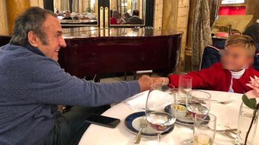 El Lole con su nieto, en una de las fotos que publicó Cora después del alta médica de su papá.