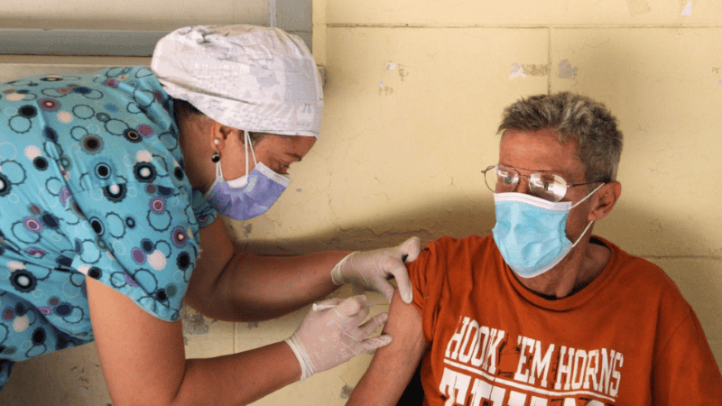 La vacunación en geriátricos se completó y se avanza con menores de 60 con comorbilidades.