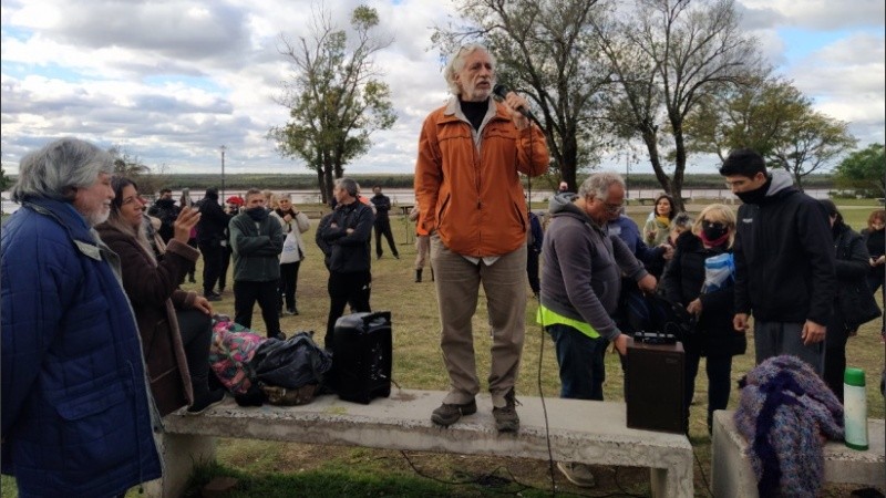 El líder de Médicos por la Verdad durante una reunión no autorizada en Rosario.