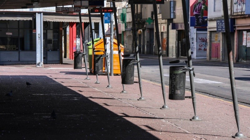 La parada de colectivos desierta, y alrededor poco y nada. 