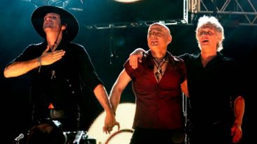 Gustavo Cerati, Zeta Bosio y Charly Alberty en el primero show de la gira Me verás volver, en River Plate, el 19 de diciembre de 2007.