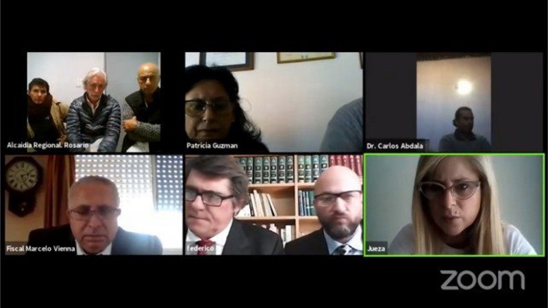 Captura de pantalla de la transmisión en vivo de la audiencia contra Arriaga, Schahovskoy y Gettor.