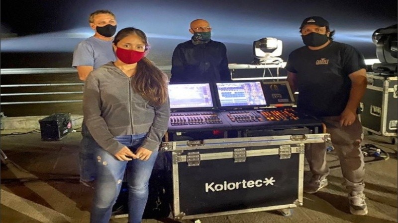 César Limonta (centro) y parte del equipo durante la producción del video.