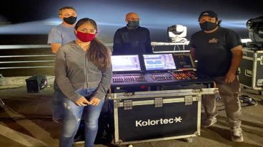 César Limonta (centro) y parte del equipo durante la producción del video.