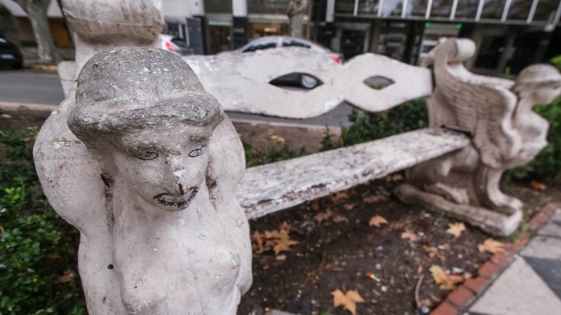 Muchos de los bancos del bulevard se encuentran en mal estado.