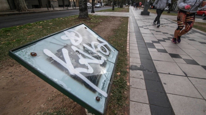 Uno de los tantos carteles vandalizados en Oroño a la altura de calle Salta.