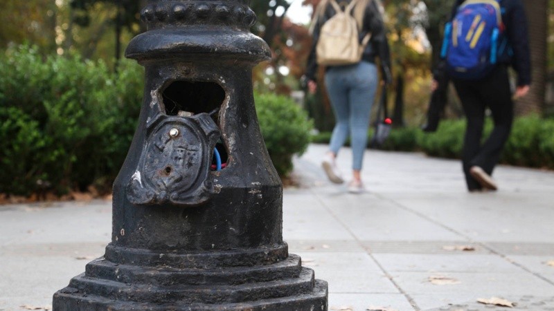 En algunas columnas de luz sobresalen cables.