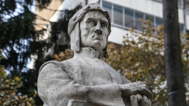 Una de las estatuas que se pueden encontrar sobre Oroño.