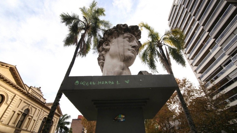 La estatua el David se destaca en el bulevard.